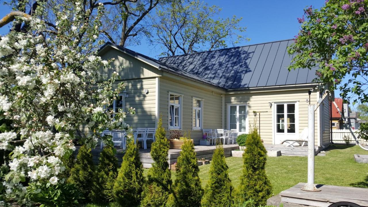 Kuressaare Family And Garden Apartments Esterno foto